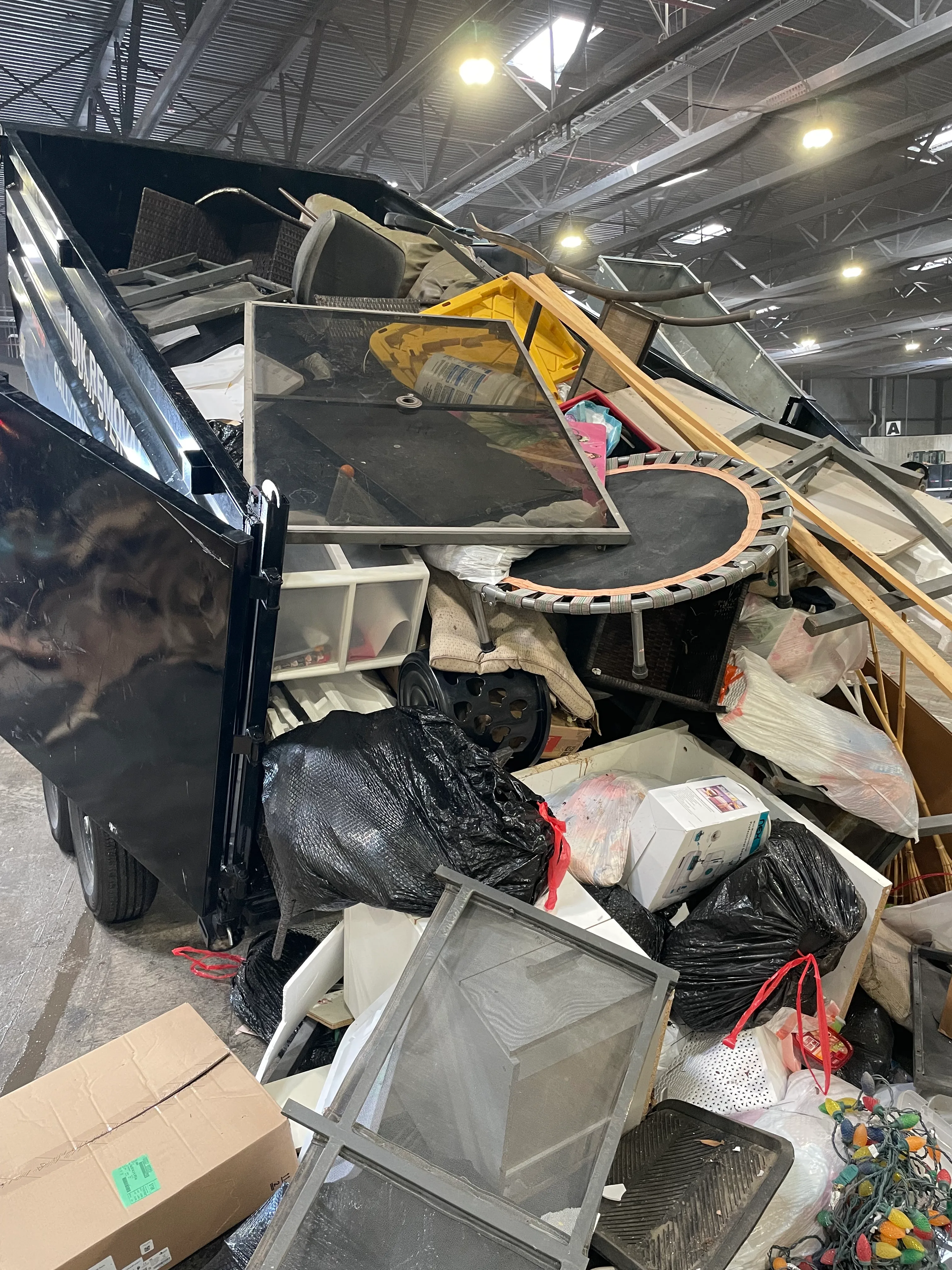 Local hauling crew loading and disposing junk in Utah County